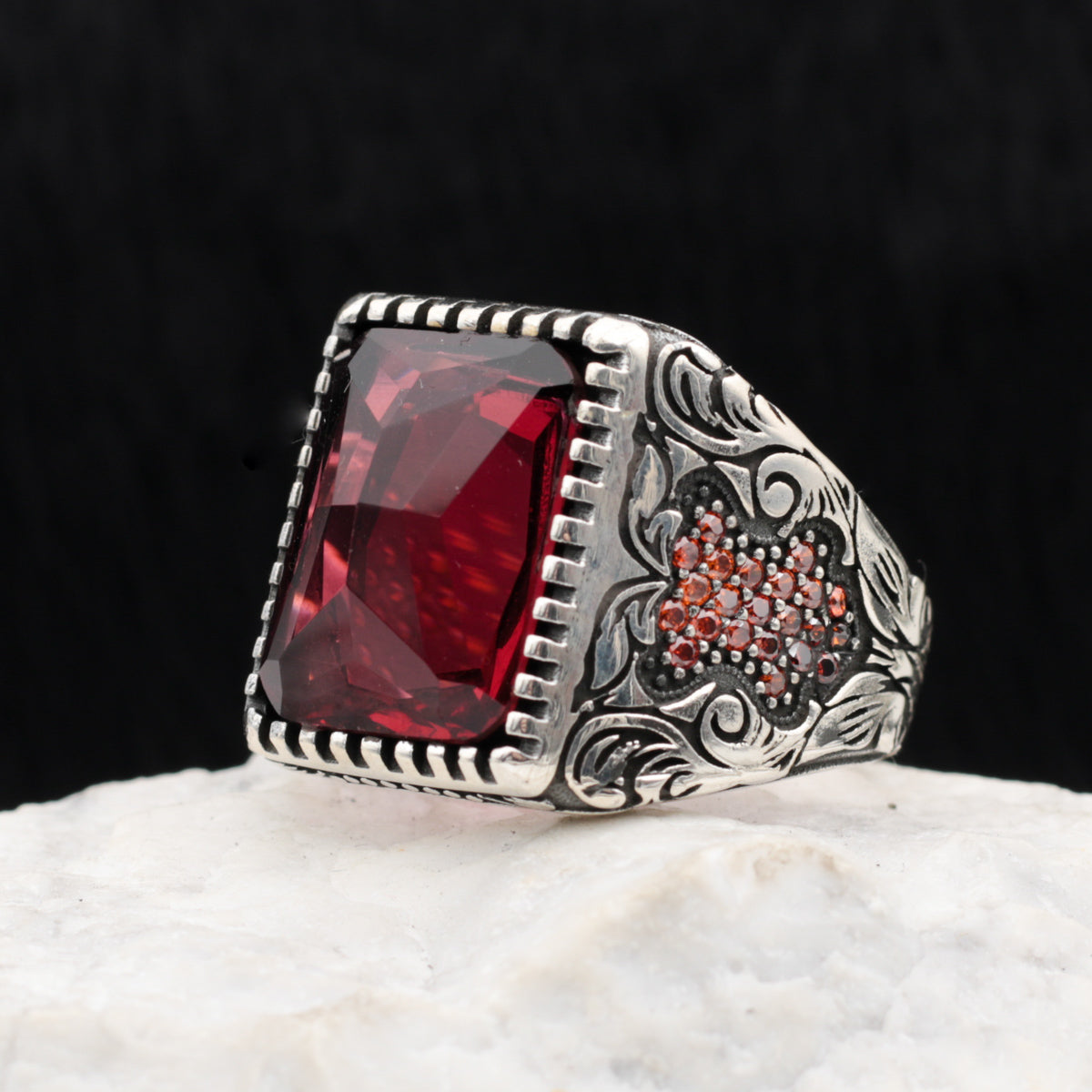 Bague en pierre carrée rouge