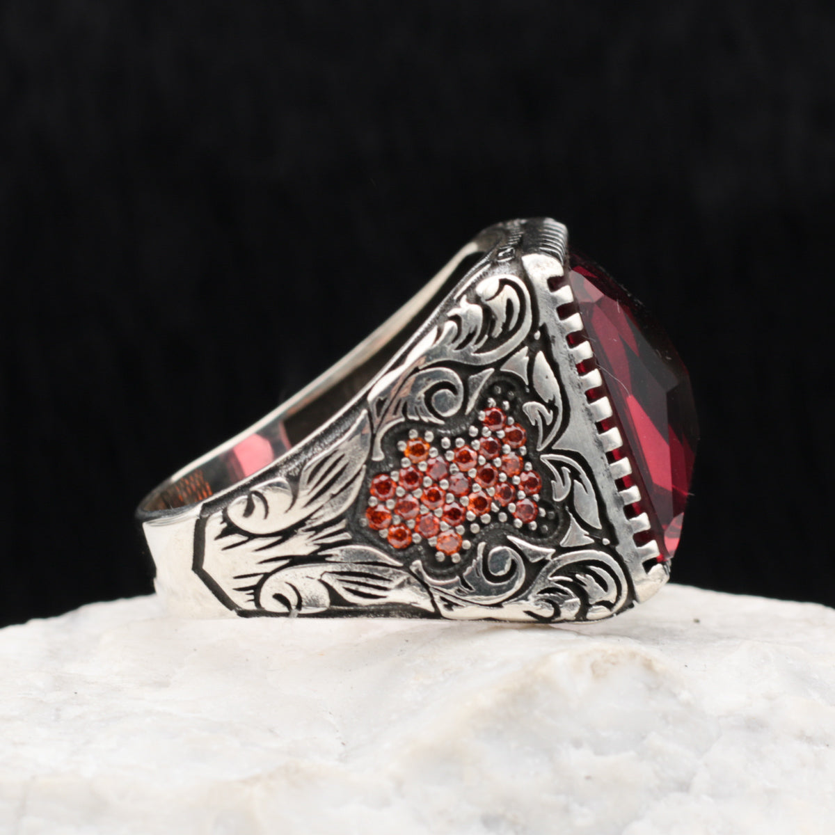 Bague en pierre carrée rouge